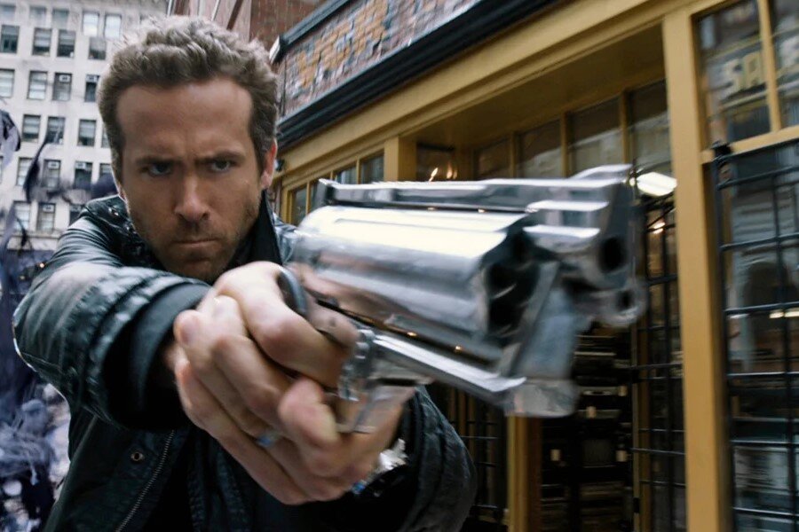 Райан Рейнольдс в роли Ника Уокера. Кадр из фильма "Призрачный патруль". Изображение взято из свободных источников