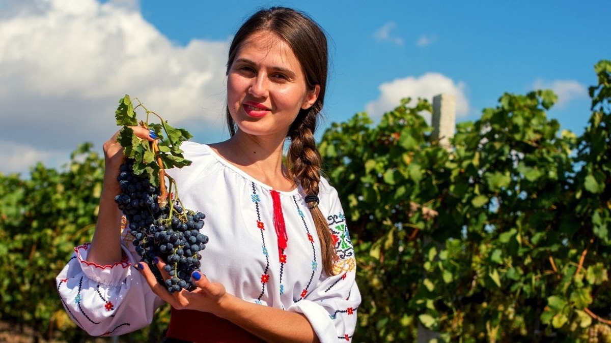 Молдавское время. Людмила Дубковецкая Молдова. Молдова это молдаване. Молдаванки девушки. Самые красивые Молдаванки.