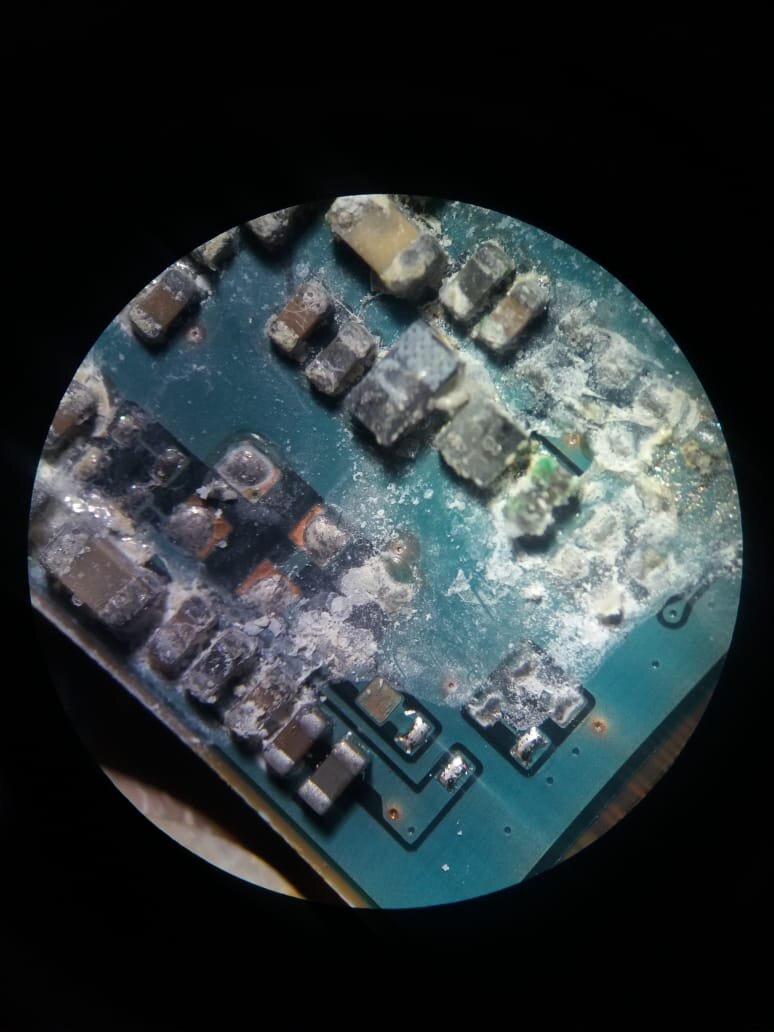 Попадание воды на плату.