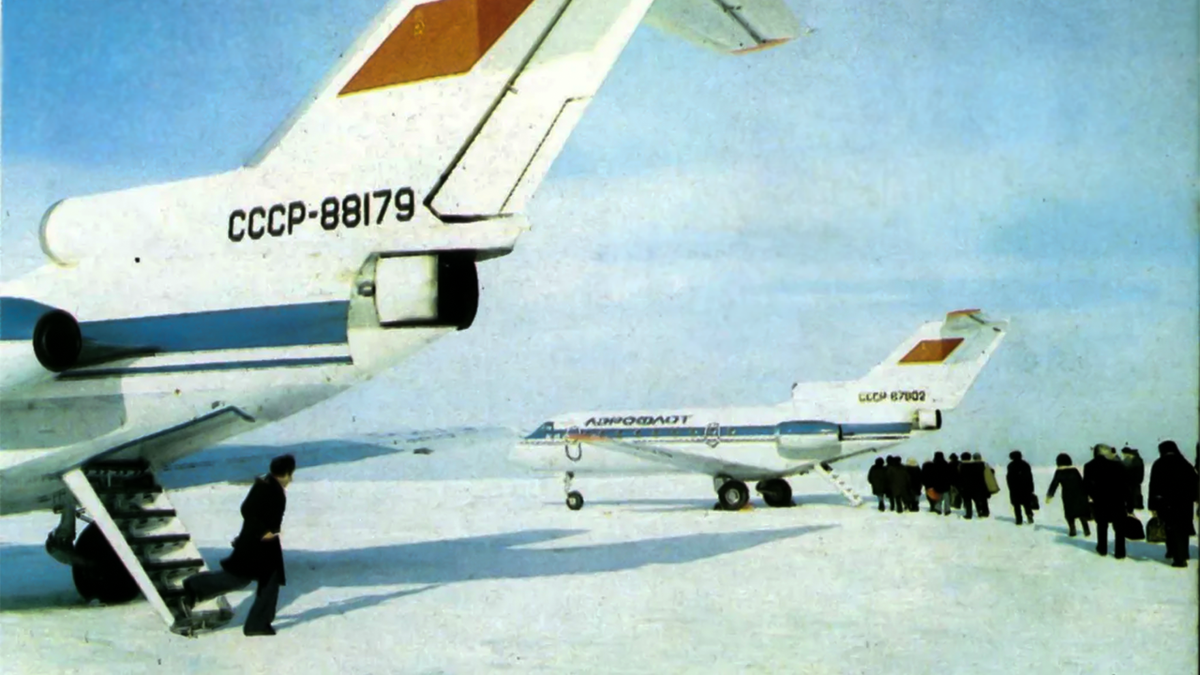 Самолёты Як-40 в аэропорту Барнаула