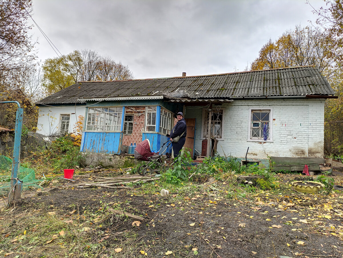 Заброшенный дом, в котором многодетная семья держит коз. Показываю, что мы  увидели внутри. Как сейчас выглядит дом жителей | МИР ПРОШЛОГО | Дзен