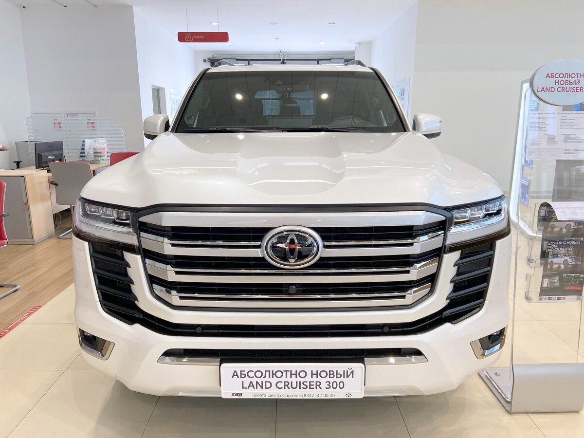 Toyota Land Cruiser 300 в салоне официально дилера. Фото автора.