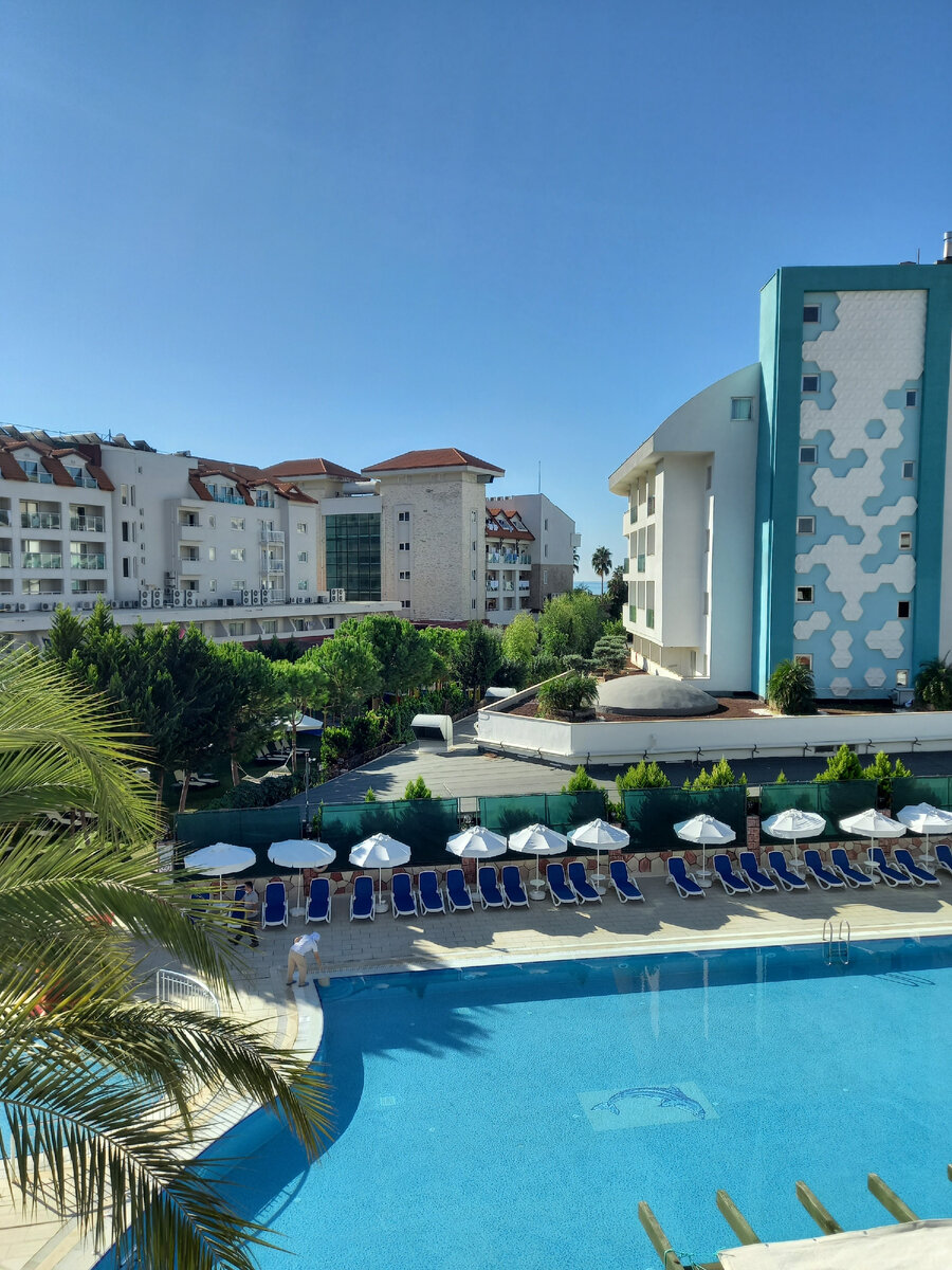 Бассейн и проход к морю. А высотные здания - это другие отели: слева Seher Resort 5*, справа Sea Shell 5*.