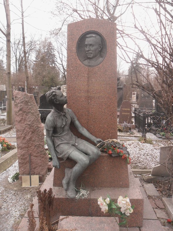 Могила Макаренко на Новодевичьем кладбище в Москве. Фото: Wikimedia Commons / Сергей Семёнов / CC BY 3.0