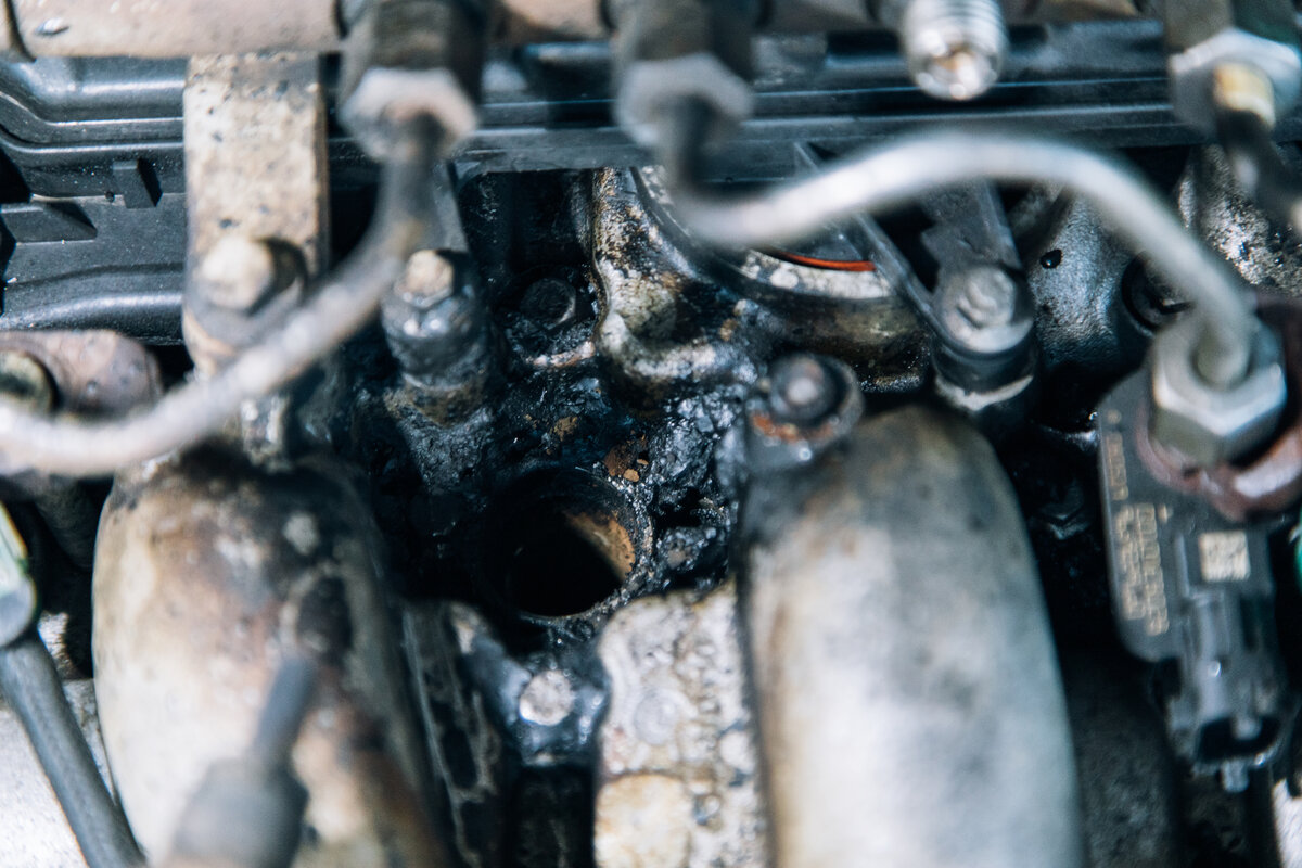 Land Rover Freelander 2. Ремонт двигателя с сервисе. Прогорела форсунка в двигателе, ремень ГРМ, помпа и натяжитель. Все детали под замену. 