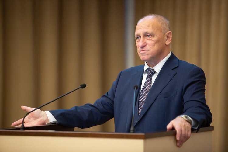 Александр Александрович Аузан  — российский экономист, доктор экономических наук. Декан экономического факультета МГУ им. М. В. Ломоносова, заведующий кафедрой прикладной институциональной экономики экономического факультета МГУ.