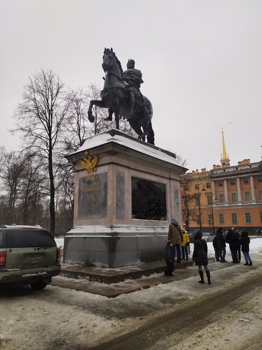 Памятник конному Петру Первому в Инженерном парке Петербурга