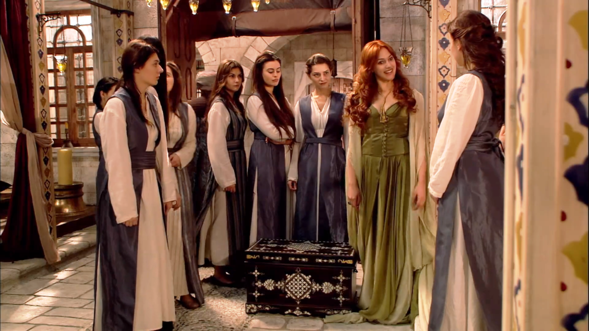 Хюррем показывает, что отныне девушки ей не ровня. Кадр из сериала