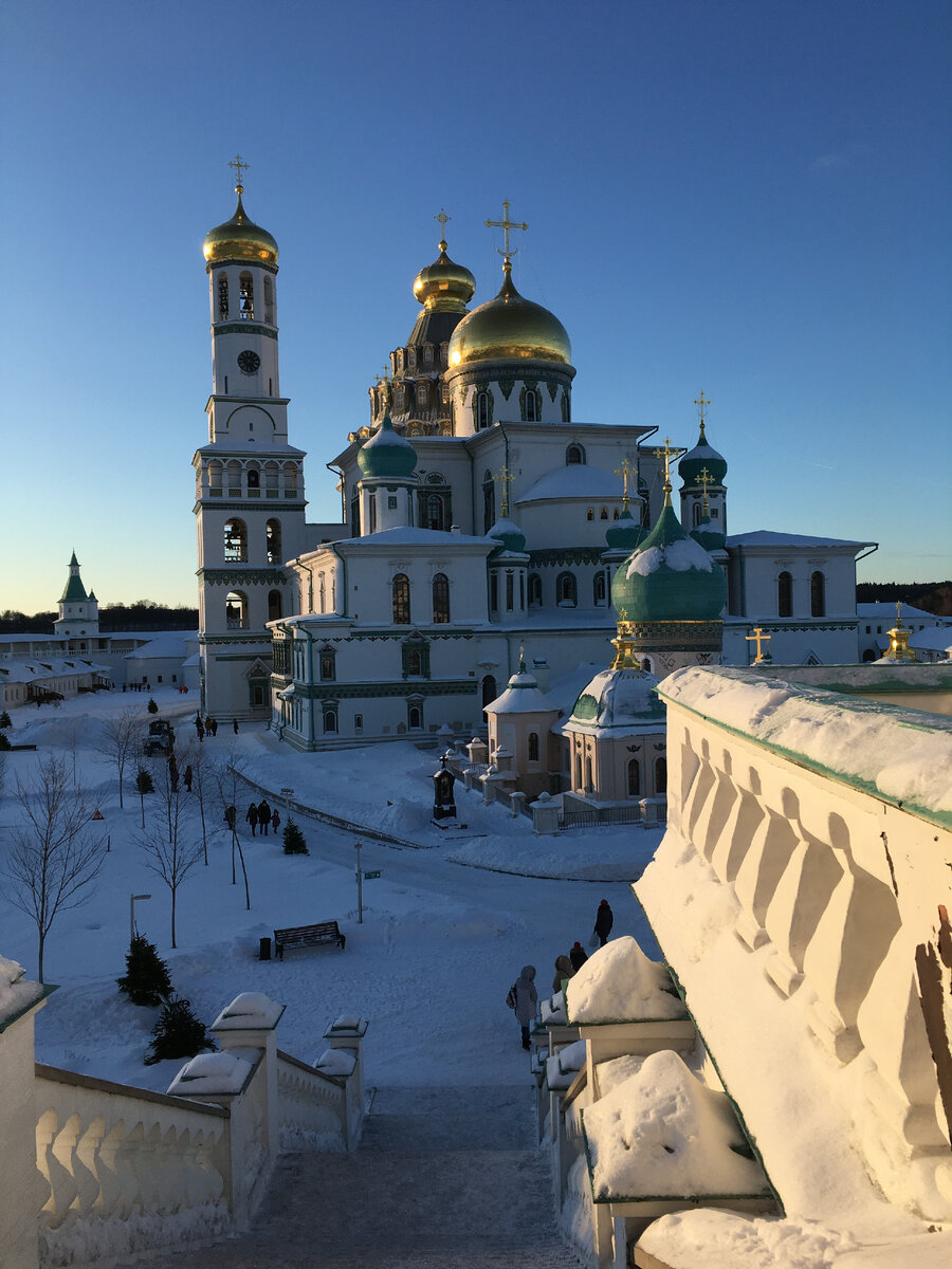 Вид на Воскресенский собор с лестницы, ведущей на монастырскую стену