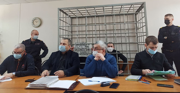 Анна свою вину полностью отрицает и говорит, что никого ни о чем не просила. Брат её признает свою вину лишь частично