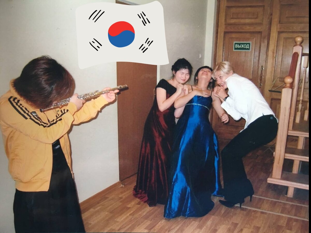 Спасибо, что прочитали! :) Это я с учениками из музыкальной школы на их концерте. Прикалываемся. ;) Они меня пригласили объявлять номера, была я конферансье.