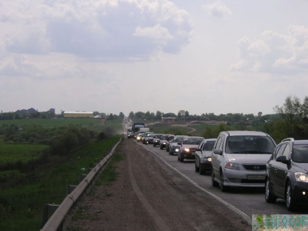 На выездах из города образуются пробки