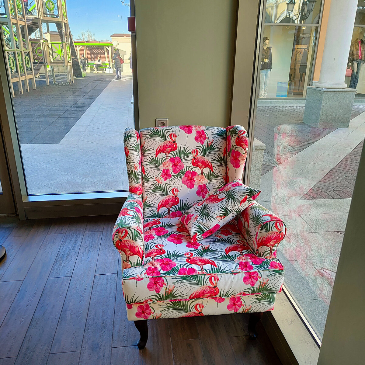 Кресло для фотографий в фудкорте аутлета Пулково