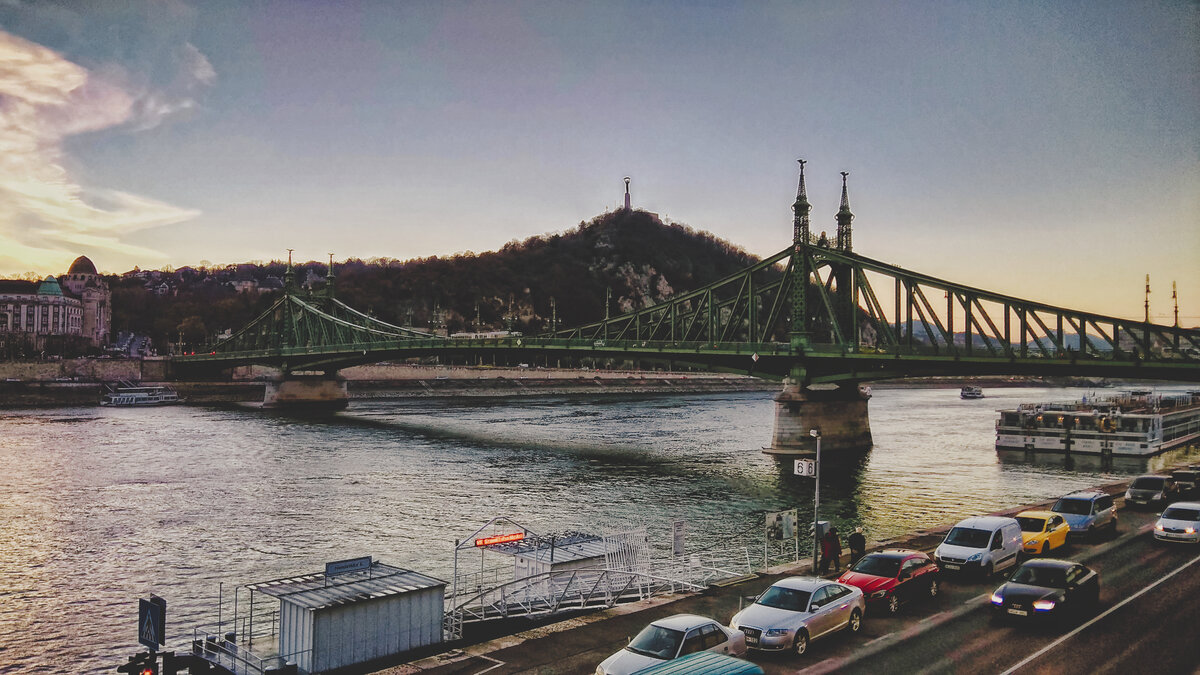 Сегодня мост Свободы является транспортной артерией — по нему проходит не только автомобильная дорога, но и трамвайные пути