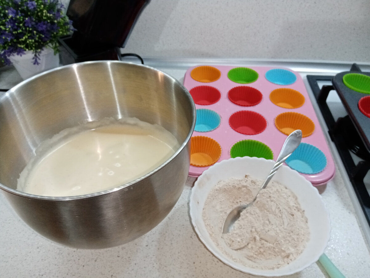 Готовим тесто. Аккуратно вмешиваем муку. 