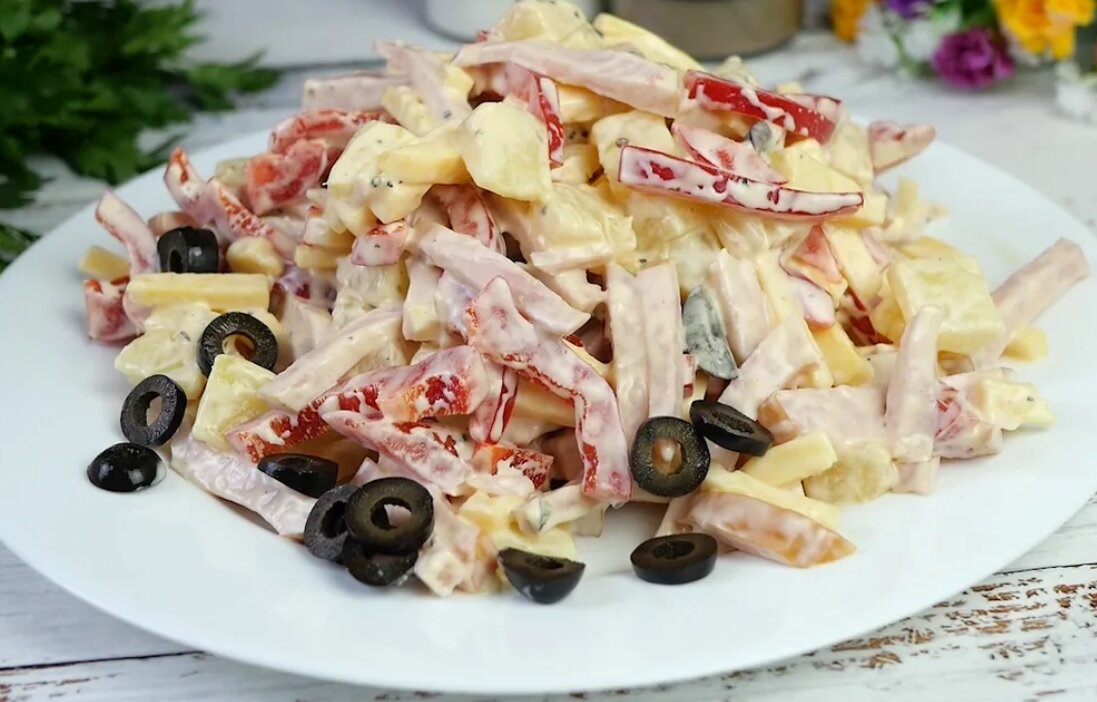 Салат с ветчиной, ананасами и кукурузой