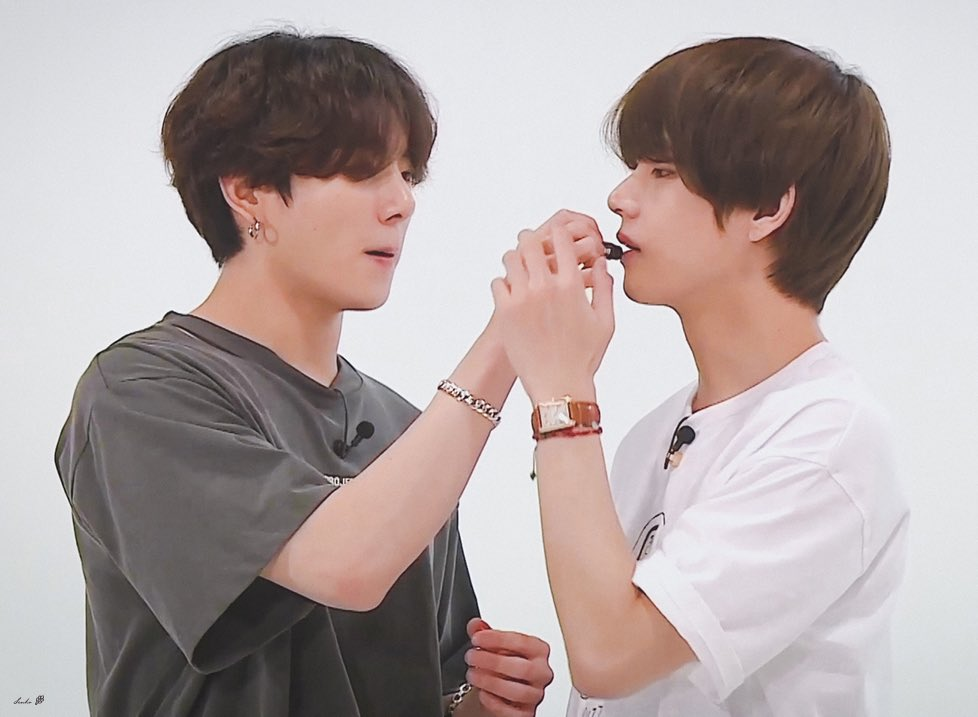 Что произошло между тэхеном и чонгуком. BTS taekook. Вигуки BTS. Taekook Эстетика. Тэхен Чонгук Чимин 2022.