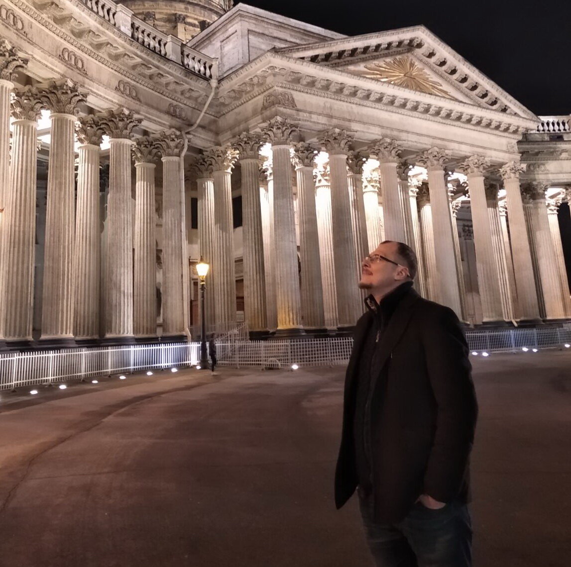 Представлюсь. Меня зовут Алексей Сергеевич, я врач-реабилитолог, уже более 20 лет. Поднимаю людей после травм, инсульта и не только. Пишу о жизни, с точки зрения психологии и медицины. 