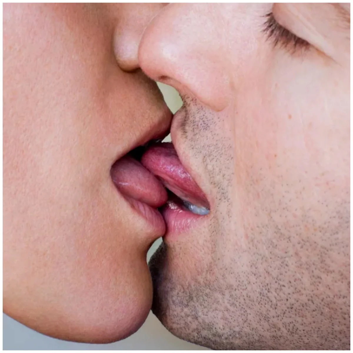 Французский поцелуй. Поцелуй с языком. Глубокий поцелуй с языком. Поцелуй в губы. Целуются и лижут друг друга