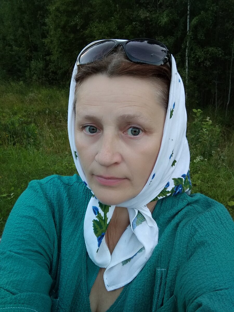 Платок защищает уши от комаров и мошек.