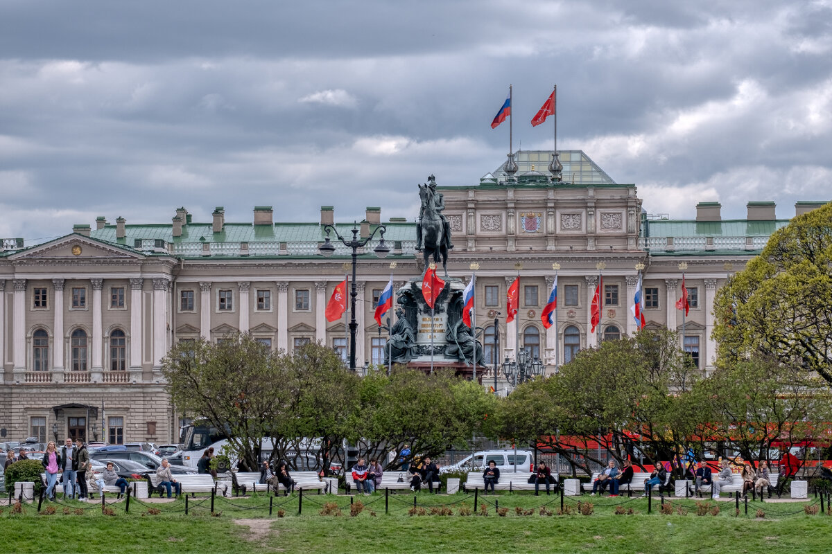 Жители петербургских крыш, Исаакиевская площадь