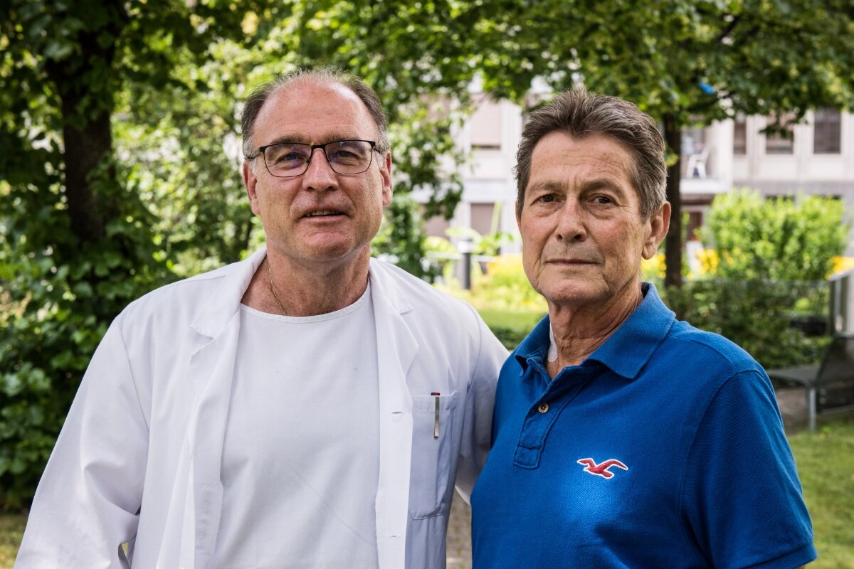 Пациент с хирургом после выписки. University of Zurich