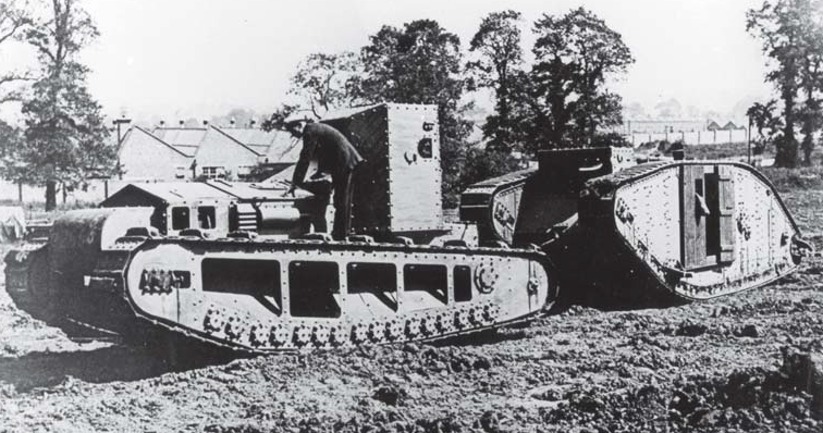 Прототип танка Уиппет на полигоне Mechanical Warfare Supply Department в Dollis Hill тянет танк Mark IV. Легко можно оценить относительные размеры машин. У прототипа Tritton Chaser видны дополнительные шпоры на гусеницах