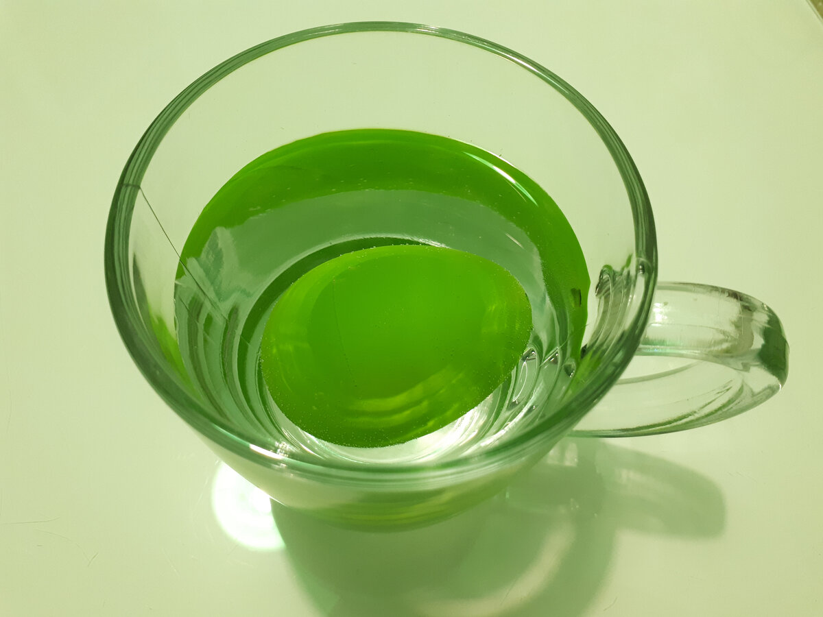 Шаг 1. Положить яйцо в кружку с водой