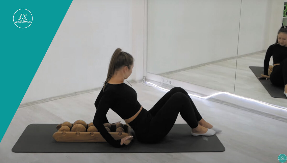 Диана Железнова показывает свои занятия на массажере для спины Древмасс