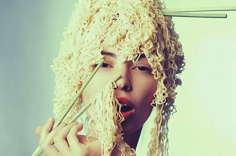 Про лапшу на ушах. Лапша на ушах картинки. Девушка с лапшой на ушах. Мужчина в лапше. Лапши на уши навешал.