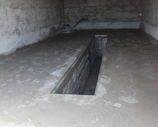 В случае с бетоном сухая стяжка выполняется не из сыпучих материалов, а из цементно-стружечных плит, изготовленных из древесной стружки, портландцемента, гидратационных добавок и воды. Все материалы смешивают в однородную массу в производственных условиях, прессуют в формы, предусмотренные ГОСТом. Цементно-стружечные плиты — материал, обладающий низкой теплопроводностью, его используют для строительства даже в северных областях. Он хорошо работает в условиях повышенной влажности, вещества, входящие в его состав, препятствуют образованию и развитию на поверхности патогенных микроорганизмов.