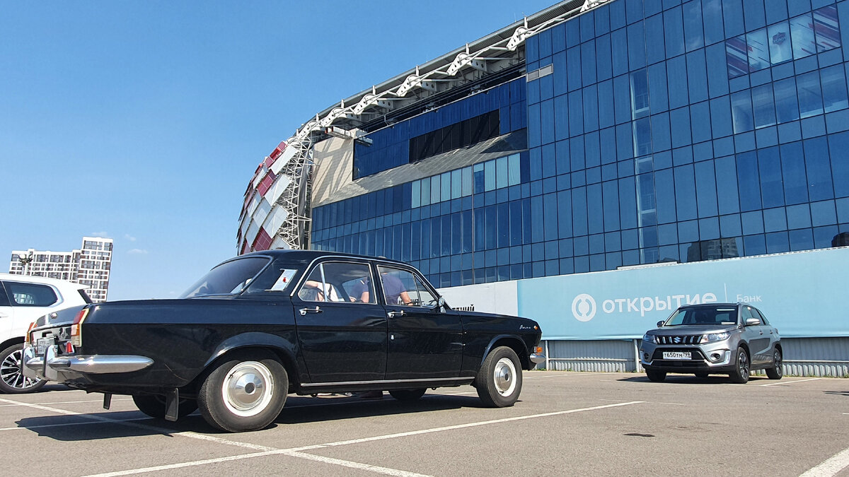 "Волга" ГАЗ-24 у стадиона "Спартака". Фото Артема Локалова