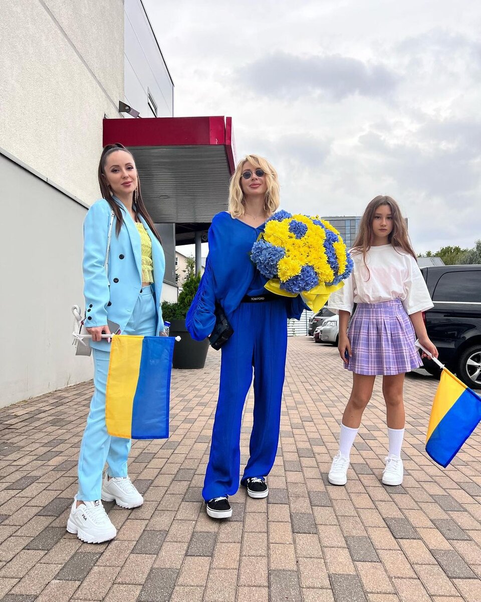 Дочь Светланы Лободы справа  