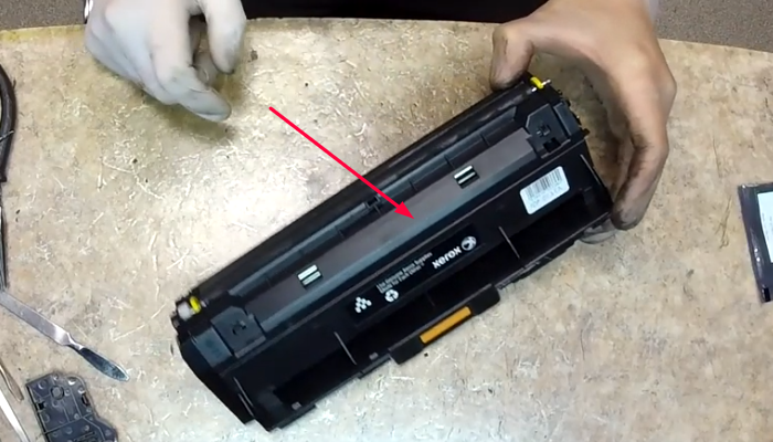 Фото 7. Расположение защелки, фиксирующей крышку