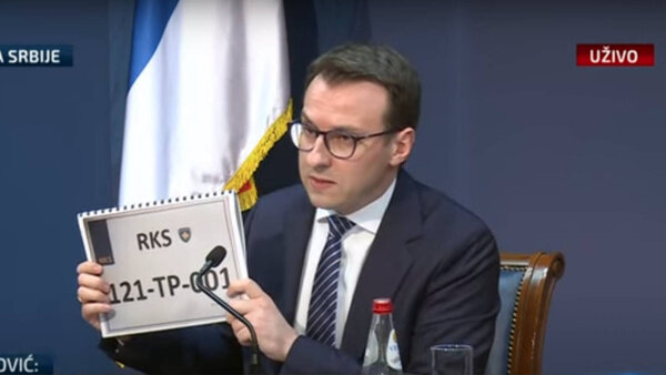 Директор Управления по Косову и Метохии Петар Петкович с номерным знаком самопровозглашённой республики. Фото © Телеканал Uzivo