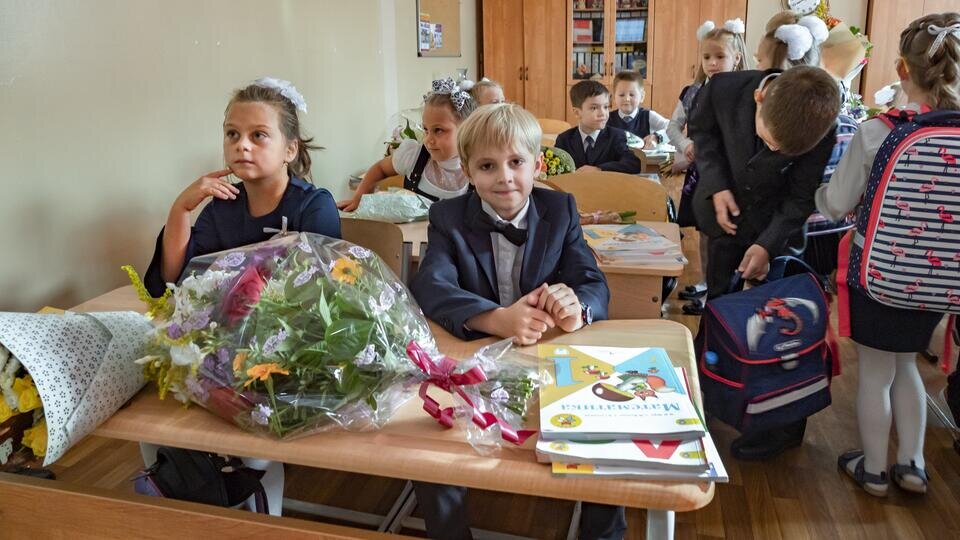 Новый закон в школе 2022. Школьники в классе. Российские школьники. Школа 1 сентября. Дети в школе.