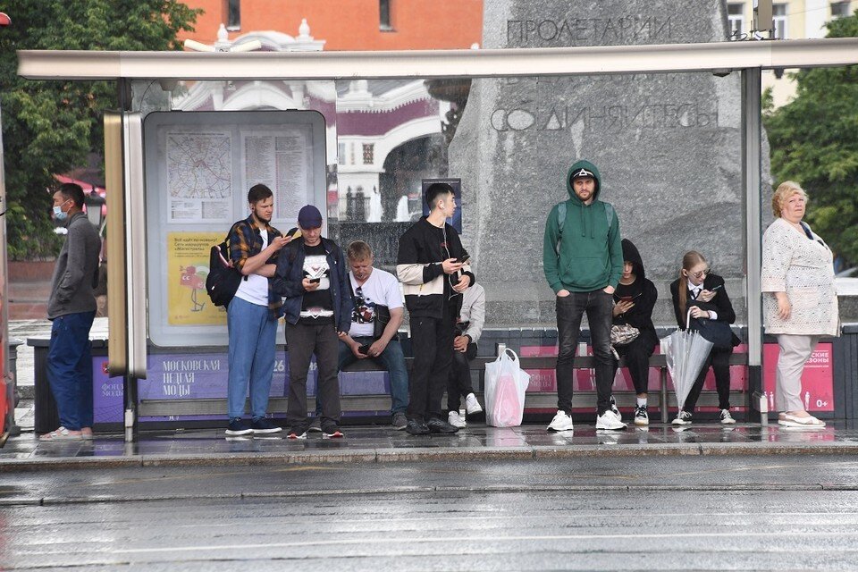     На улице Красноармейской расположены остановочные комплексы «Ворошиловский», «Чехова», «Кировский». Михаил ФРОЛОВ