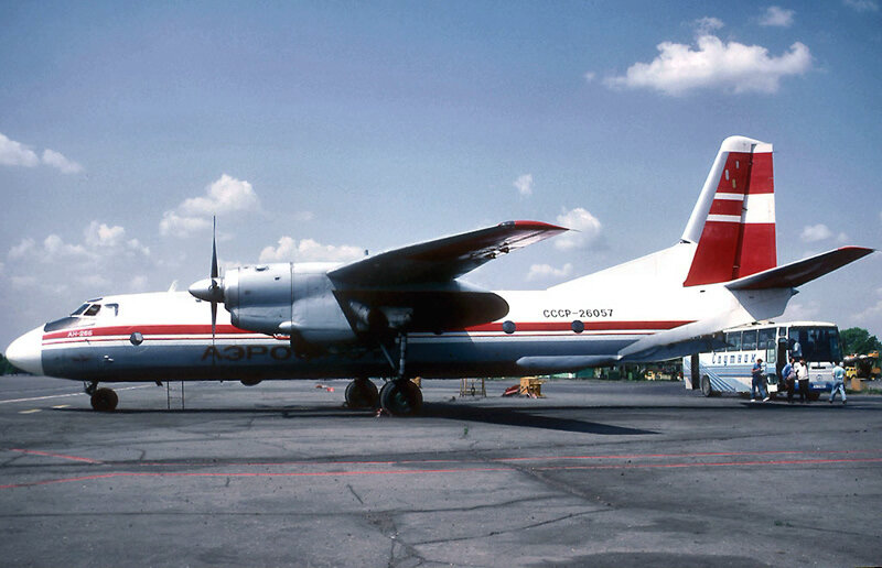 Советский Ан-26Б, аналогичный сбитому. Фото https://commons.wikimedia.org/wiki/File:Antonov_An-26B,_Aeroflot_AN1089476.jpg