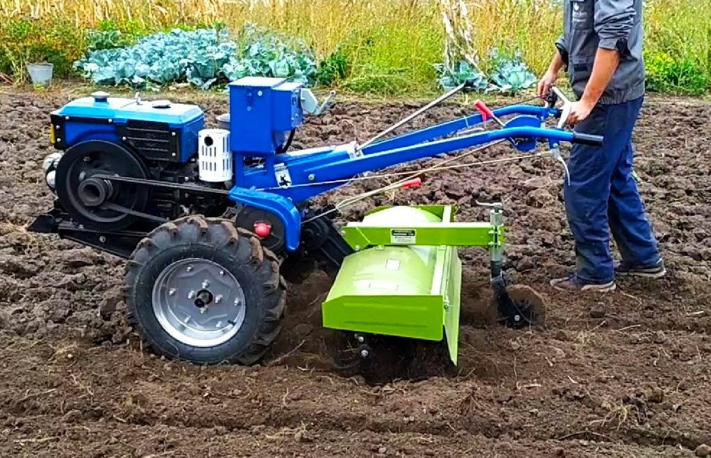 Что выбрать: мотоблок или мини-трактор? 🚜 Лучше работать на четырёх ...