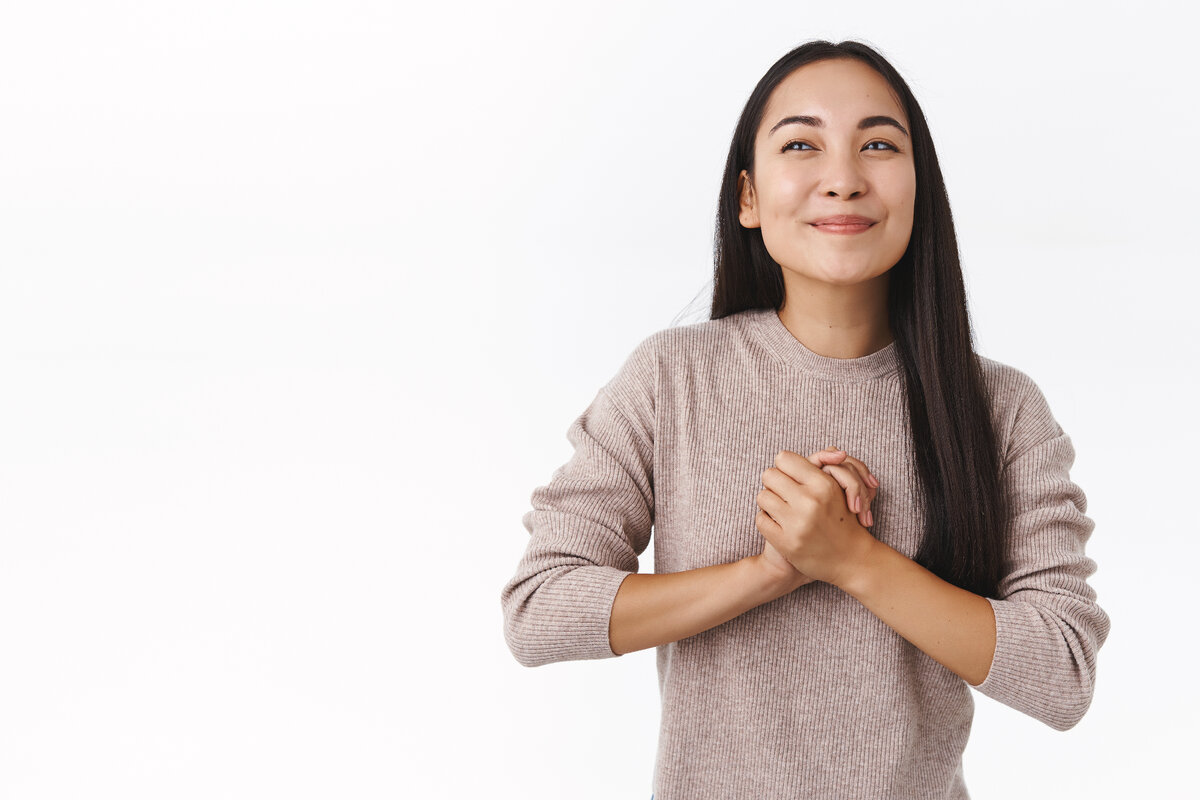 Источник https://www.freepik.com/free-photo/girl-feeling-ancitipationg-joy-clasp-hands-together-rubbing-hand-smiling-delighted-look-away-satisfied-have-something-good-mind-plan-great-event-excited-standing-white-wall_18405370.htm#page=2&query=benefit&position=31&from_view=search