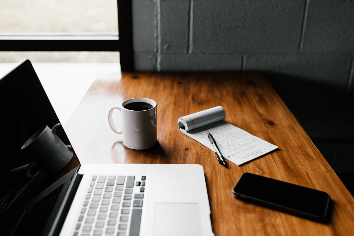 Инструменты писателя. Ноутбук, блокнот, смартфон и кофе. Photo by Andrew Neel on Unsplash 