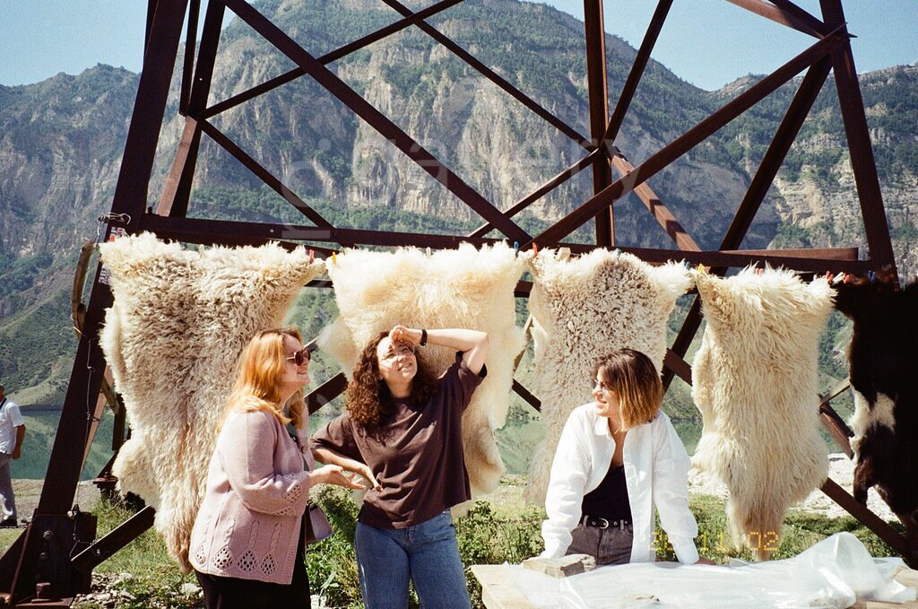 Азиза Ибрагимова | @azzizzavr | Фотографию я бы назвала «Продавщицы шкур». Фото сделано на плёночный фотоаппарат на родине автора (где-то в горах Дагестана)