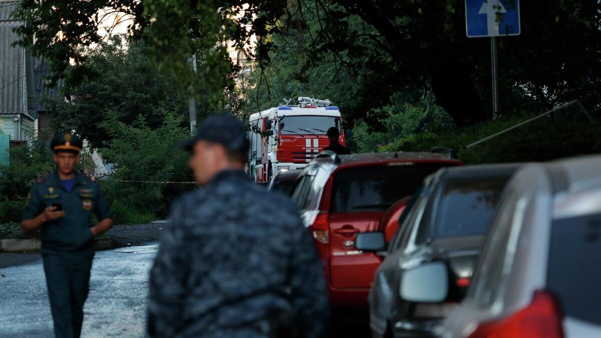    Сотрудники МЧС РФ рядом с пострадавшими жилыми домами в Белгороде© РИА Новости / Таисия Лисковец
