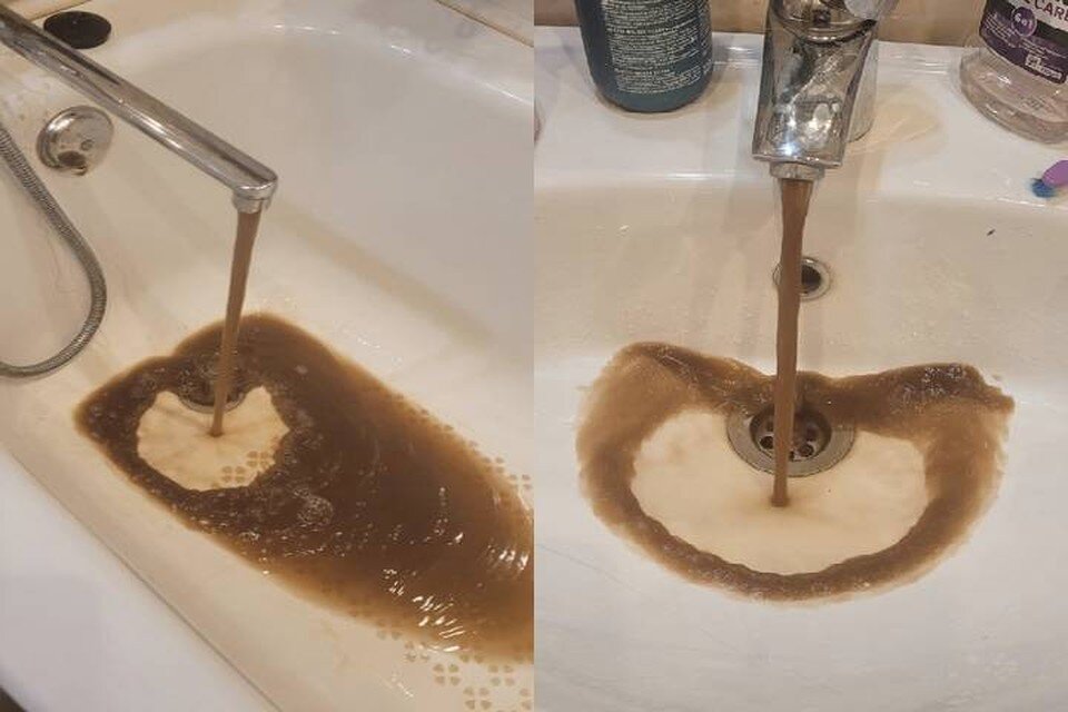     Жители Петербурга пожаловались на черную воду из кранов в квартирах  СОЦСЕТИ