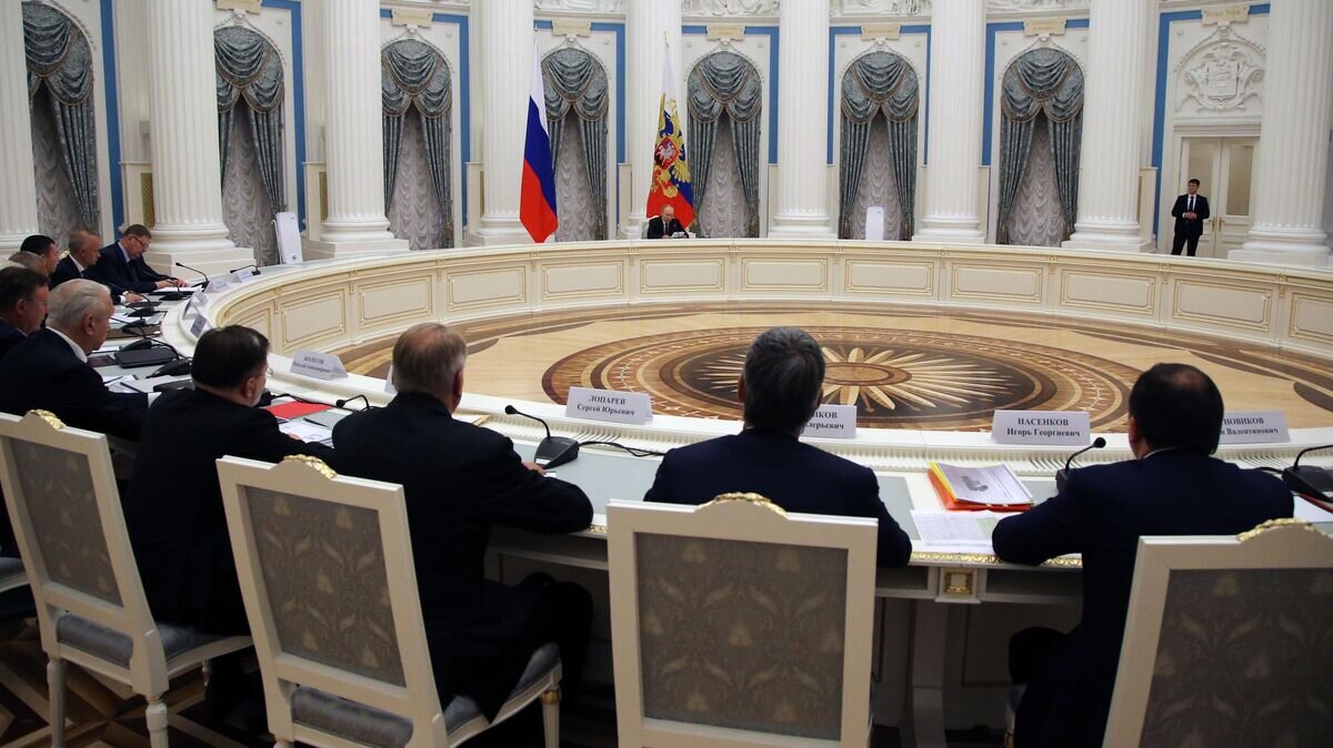    Президент РФ Владимир Путин проводит совещание с руководителями предприятий ОПК России© РИА Новости / POOL