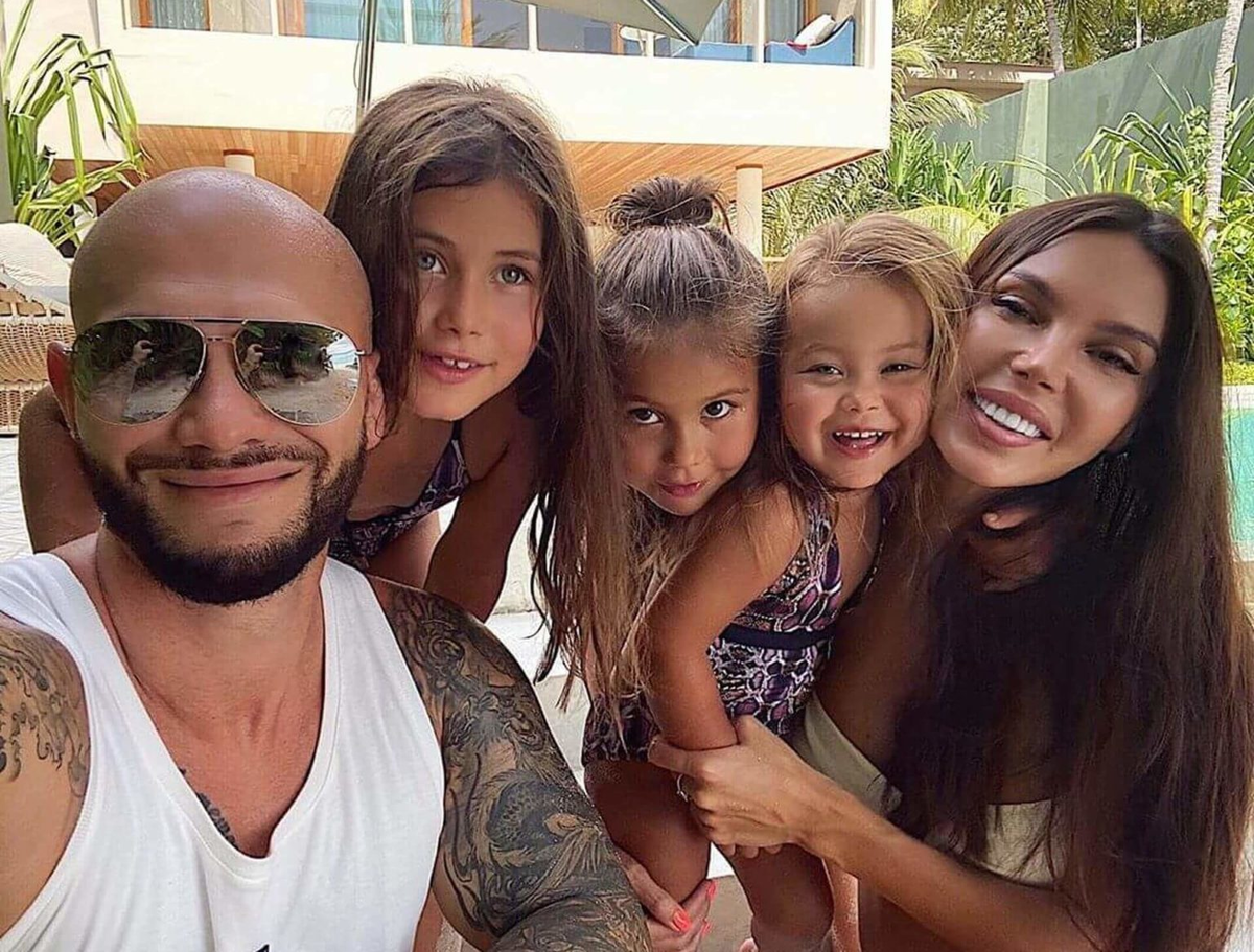 Супруги воспитывают четверых детей