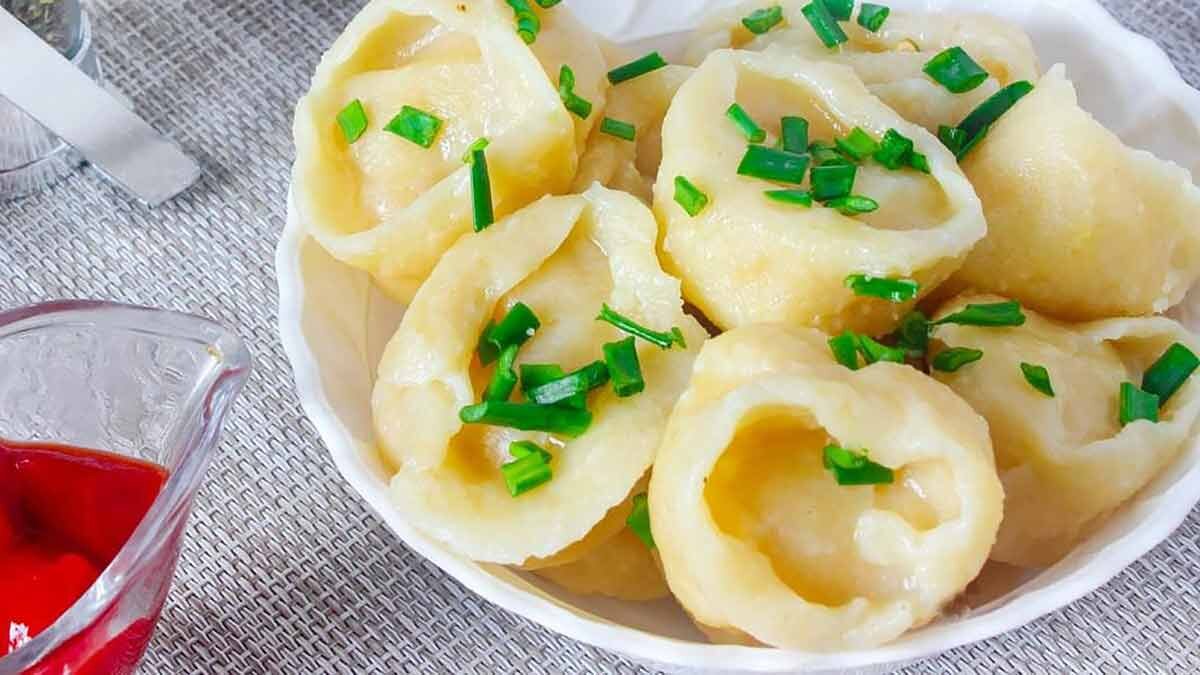 Картошка пельмешка. Вареники домашние. Пельмени с картошкой и салом. Вареники с картошкой фото. Пельмени с мясом и картошкой.