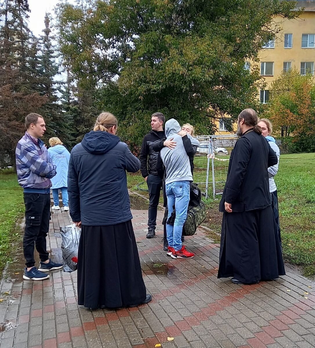    Защитников Отечества благословляет и напутствует отец Виктор Юлия Полякова