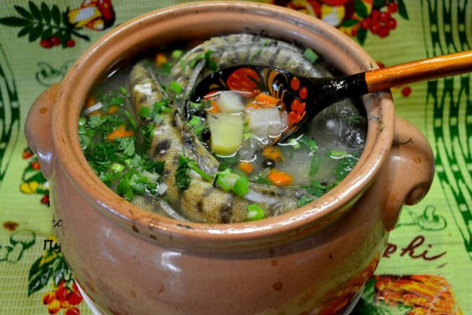 Уха - старинное русское первое блюдо, представляющее собой прозрачный бульон из свежей рыбы одного или нескольких видов, а также трёх овощей: картофеля, моркови и лука с различными приправами.-2