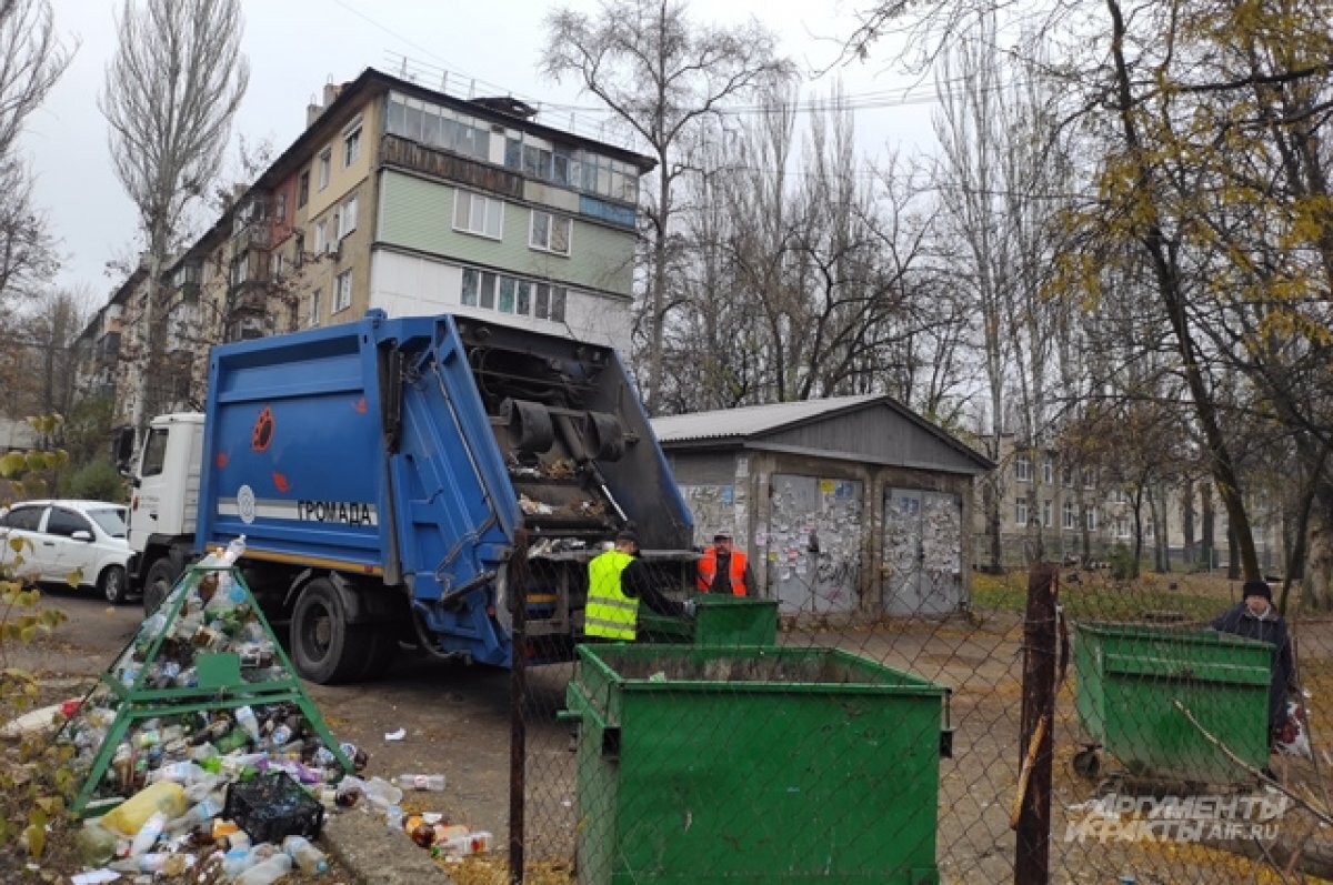    Количество отходов в контейнерах говорит о том, что Донецк далек от вымирания.